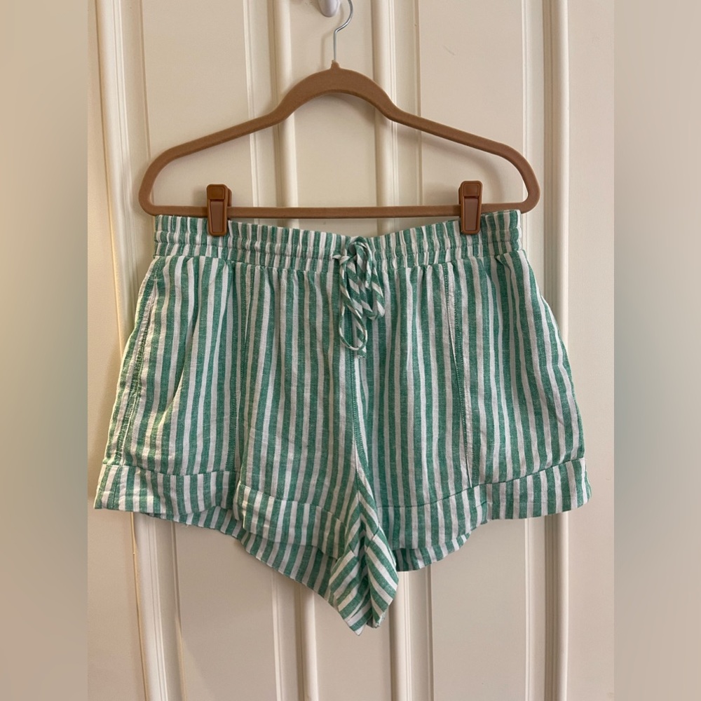 Universal thread white and green striped shorts - size medium